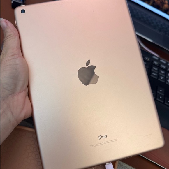 Apple iPad 6th Generation 32gb Rose Gold - Picture 2 of 4